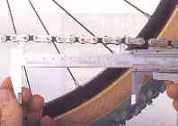 Die Schieblehre zeigt den Zustand der Kette an Kettenverschleiß